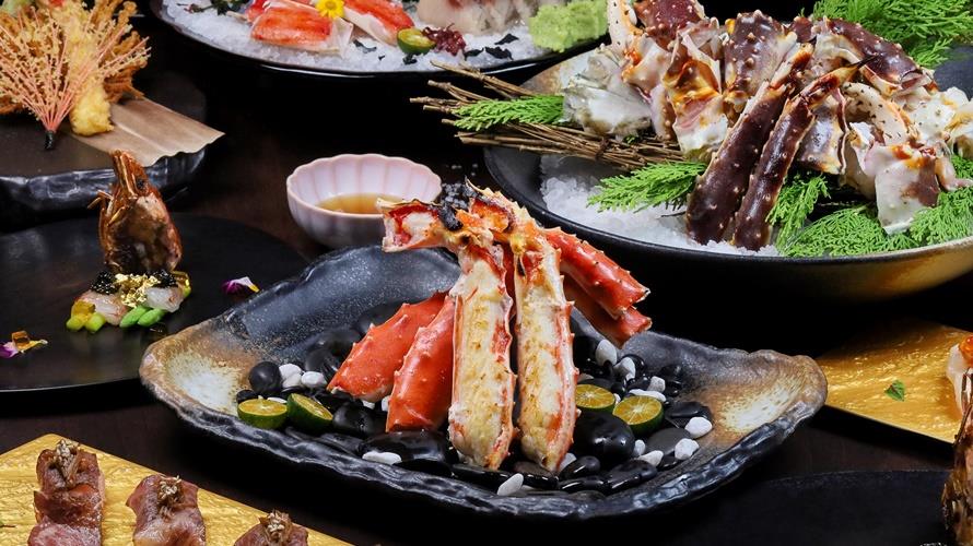 「炭烤帝王蟹腳」將彈性最佳的蟹腳肉烤至金黃焦香,肉質綿密、香氣十足。(圖/高雄萬豪酒店提供)