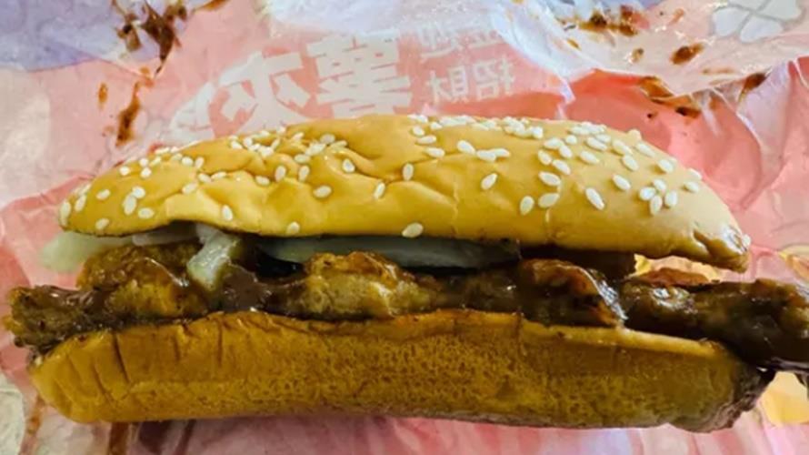 薯來堡的醬料被認為重口味。(圖/取自Dcard)