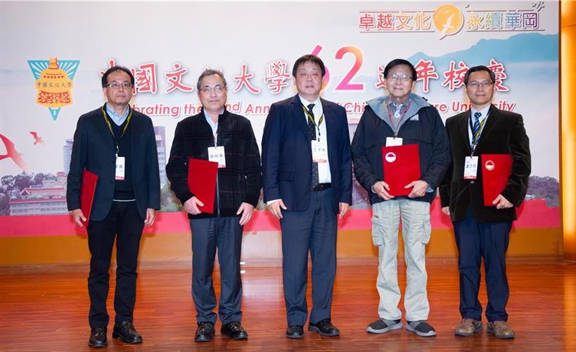文化大學於1日舉行62周年校慶,校長王子奇(中)宣布,自113學年度開始,校內學生每學期在第17到18周有兩星期的自主學習課時,且早上第一堂課從9點開始。(圖/文大提供)