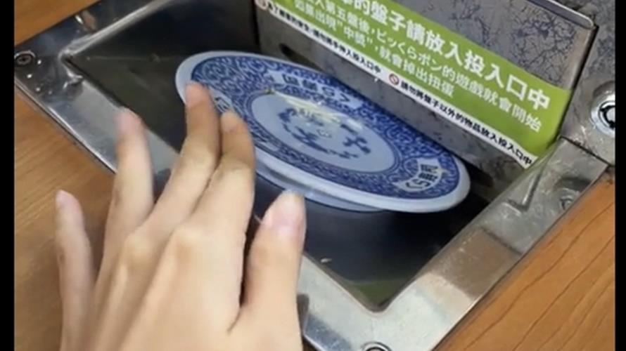 快速投盤導致隔壁顧客無法投盤,原PO認為作法令人困擾。(圖/取自Dcard)