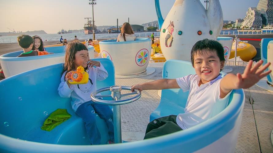 冬日遊樂園有大型氣墊、球池、旋轉木馬、小火車等遊戲空間。(圖/高雄市觀光局提供)