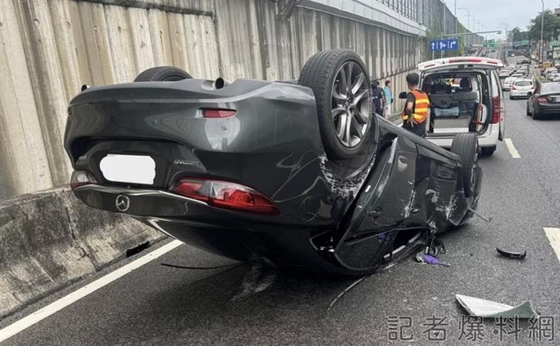 高雄國道1號九如路段的南下出口匝道今下午4時許發生2輛轎車追撞事故，其中1輛馬自達當場翻覆四輪朝天。（圖／摘自記者爆料網）