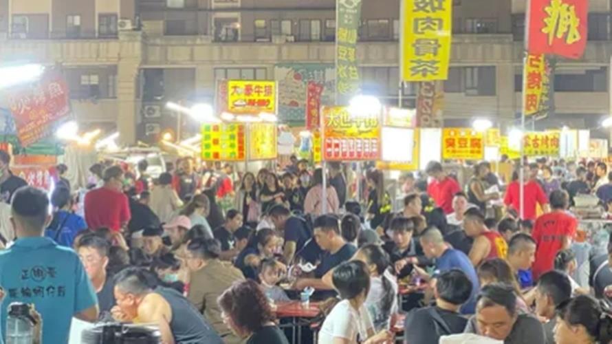 旱溪夜市周末人潮驚人。(圖/取自Dcard)