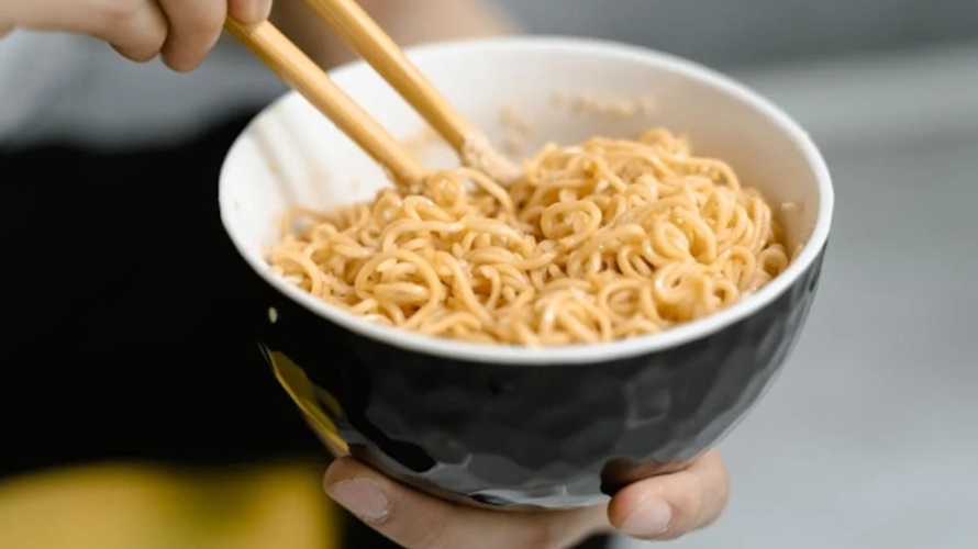 網友認為以前可以靠一碗泡麵加一顆蛋撐過一餐,但現在雞蛋貴有難度。(示意圖/取自pexels)