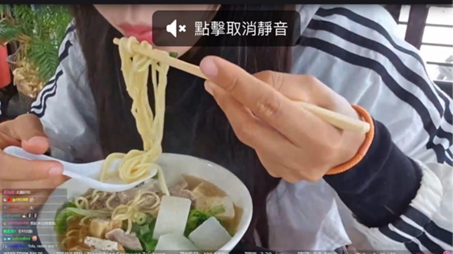 企鵝妹吃辛拉麵吃法超狂。(圖/翻攝自Jinnytty Twitch)