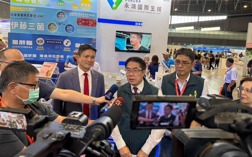 黃偉哲市長參觀後表示，台南市是科技大城，也是農業重鎮，市府長期協助民眾改善禽畜場的異味問題，如果相關業者能夠採用本土開發的飼料添加劑，從動物的消化能力改善排泄物臭味，不僅減少被稽查的機會，也能改善周遭居民的生活品質。