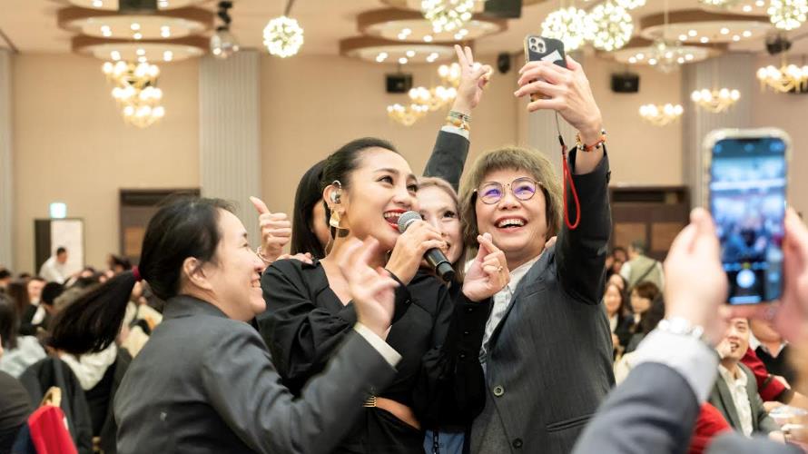 ▲實力派唱將葉瑋庭與永慶北區加盟四品牌的夥伴同歡(圖/永慶房屋提供)