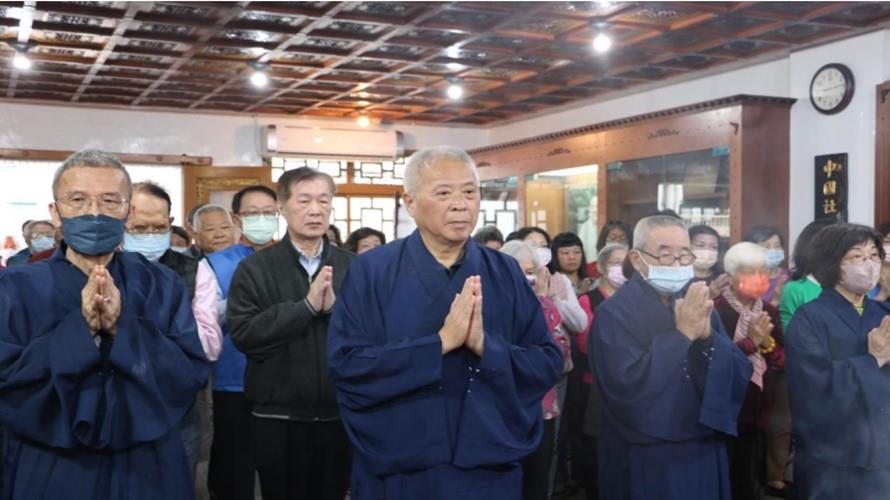 圖/財團法人中國社會行為研究社中華崑崙道苑基金會董事長蘇慶福率道眾與民眾,為師尊劉培中祝壽,並祈祝風調雨順,國泰民安。 (財團法人中國社會行為研究社中華崑崙道苑基金會提供