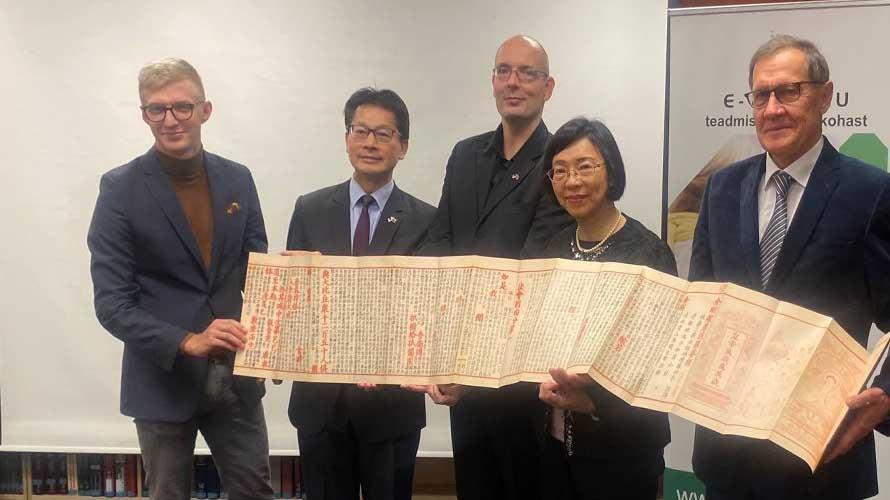 ▲李憲章大使(左二)、愛國友台小組裴克多主席(左一)、愛國留台校友會會長李特(中)、曾淑賢館長與塔林大學學術圖書館Kollist館長共同展示古籍復刻圖書《金剛般若波羅蜜經》。(圖/駐拉脫維亞代表處提供)