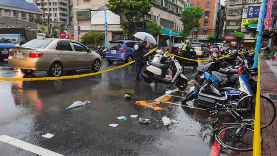 新北市土城區昨發生謝姓男子光天化日當街持刀殺害妻子和小姨子的凶殺案,謝男在犯案前一天曾因違反保護令遭移送法辦。(圖/民眾提供)
