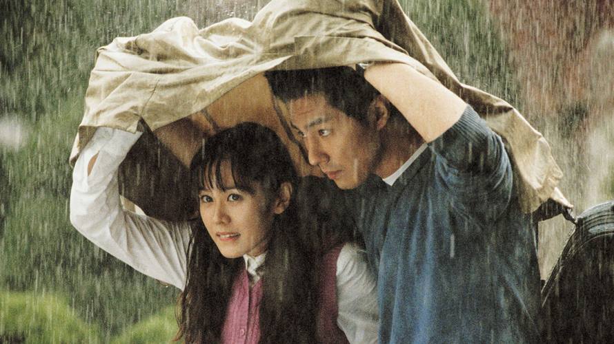 孫藝真、趙寅成共披外套躲雨成為浪漫名場面。（圖／甲上提供）