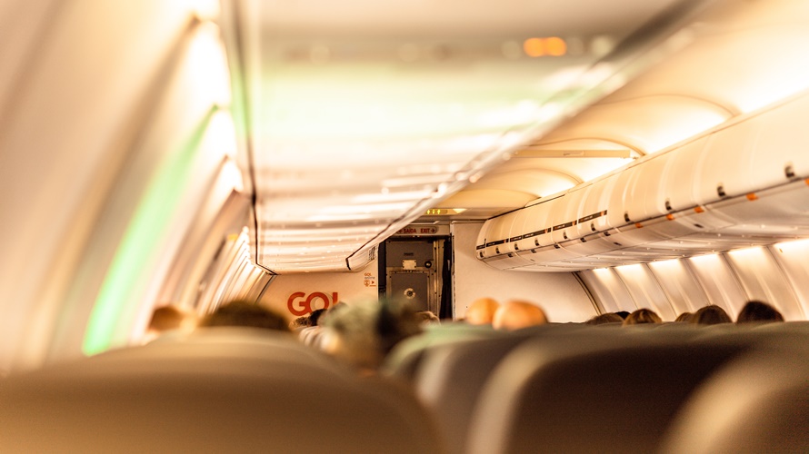 搭飛機小孩哭鬧會讓不少旅客崩潰。(示意圖/取自pexels)
