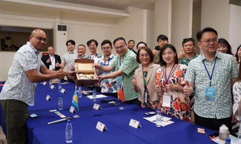 台中新光三越氣爆釀4死36傷，賴清德與卓榮泰赴台中關心，行政院中部聯合服務中心執行長莊競程卻未現身。國民黨智庫副執行長凌濤批評，莊競程正與正國會民代赴帛琉度假，綠營側翼卻猛攻國民黨立委廖偉翔，雙標至極。（圖／摘自凌濤臉書）