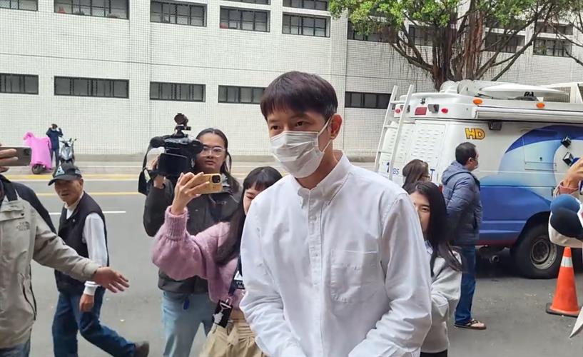 藝人宥勝因跨坐且強吻女助理，台北地方法院依強制猥褻罪判其8月徒刑；案經上訴，台灣高等法院今行審判程序。