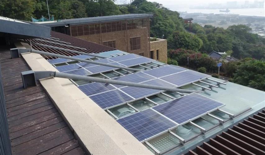國家自然公園管理處辦公廳舍整修設置屋頂太陽能光電板。(圖／國家公園署提供)