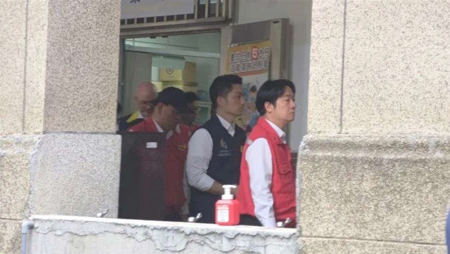 2025城鎮韌性演習今下午北市登場。總統賴清德15時40分到中山國小與蔣萬安視導北市戰時急救及災民收容等演練。