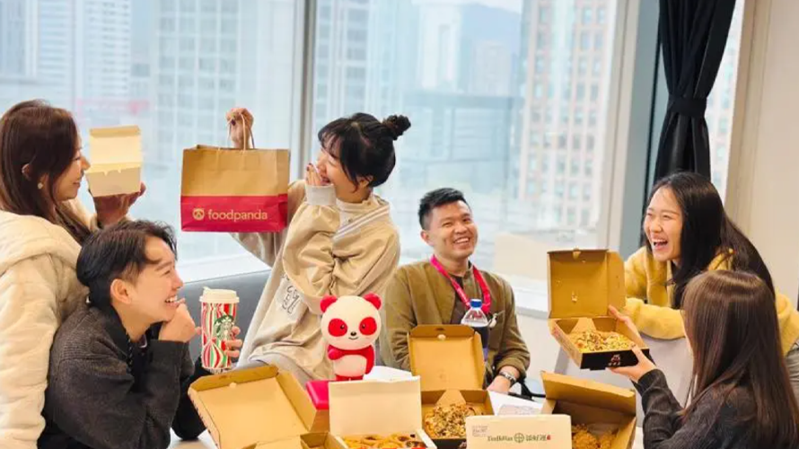 foodpanda推出一系列「派對天王組合」優惠,攜手星巴克、必勝客、肯德基、漢堡王享最低7.5折起。(圖/foodpanda提供)