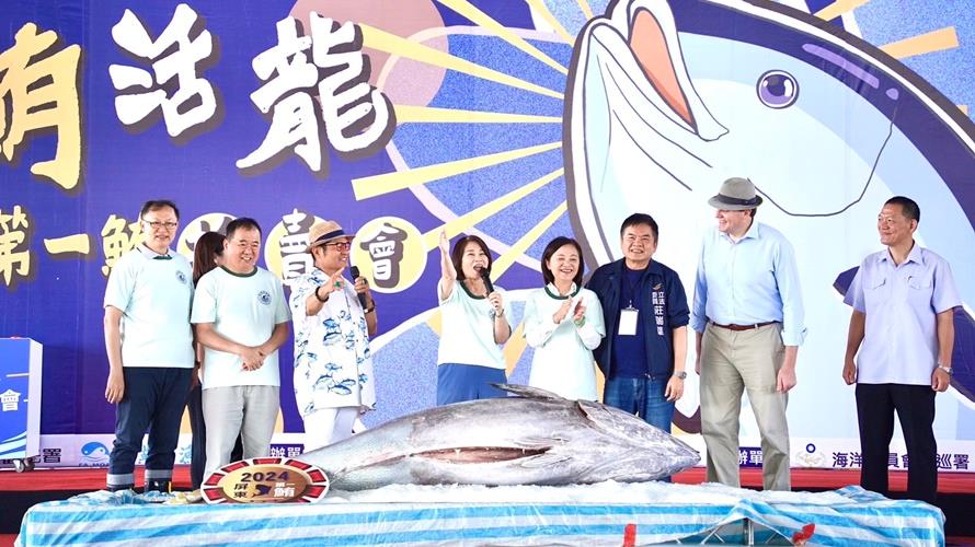 2024屏東第一鮪拍賣會,今(21日)上午在東港漁港魚市場熱鬧展開。(圖/屏東縣政府提供)