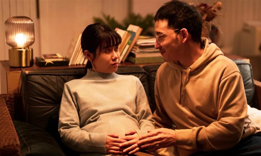 夫妻檔演員許時豪(右)、彭若萱劇中合體,也演出「萬廷方」與「陳穎」夫妻。(圖/公視提供)