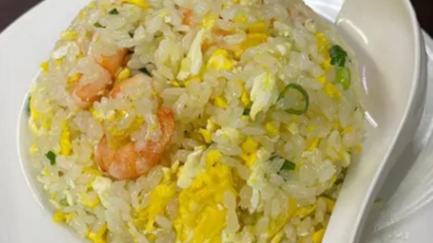 網友推薦炒飯加紅油好吃。(圖/取自Dcard)