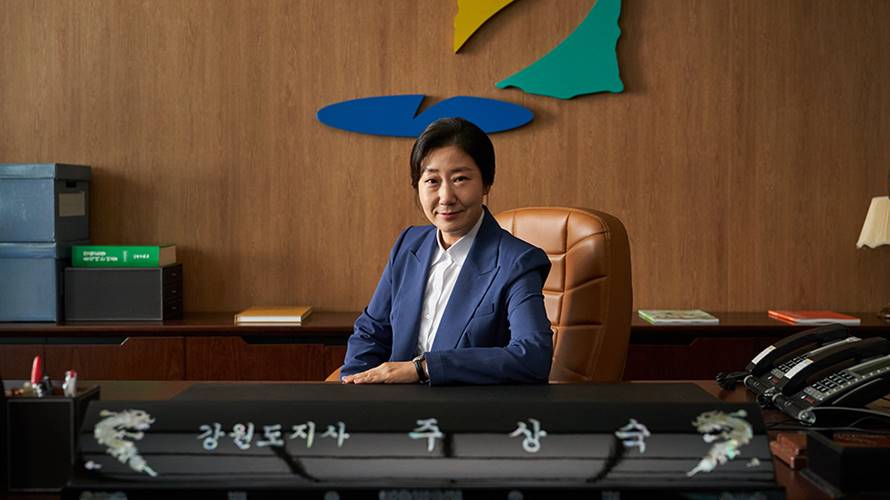 羅美蘭在續作《政客誠實中2》中則揮別落選首爾市長之痛，當上了江原道知事。（圖／車庫娛樂提供）