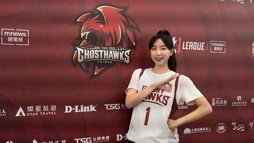 台鋼獵鷹開幕戰開場嘉賓Wing Stars安芝儇。(圖/台鋼獵鷹提供)