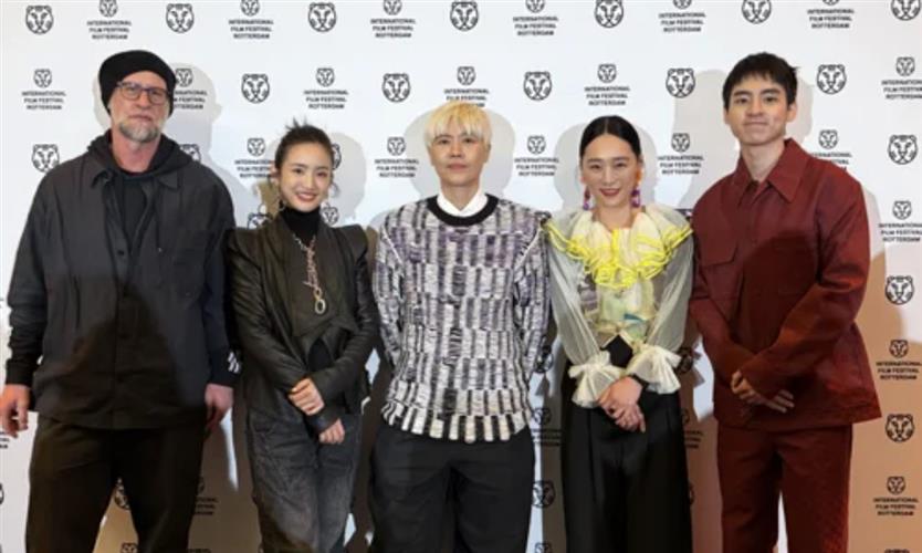 攝影師Tamás Dobos(左起)、林依晨、導演周美豫、演員吳可熙、演員劉敬接受鹿特丹媒體訪問合照。（圖／周子娛樂提供）