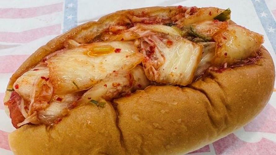 網友自創大亨堡加上泡菜吃法。(圖/翻攝全家便利商店 / 7-11 超商新品&好物分享區臉書)