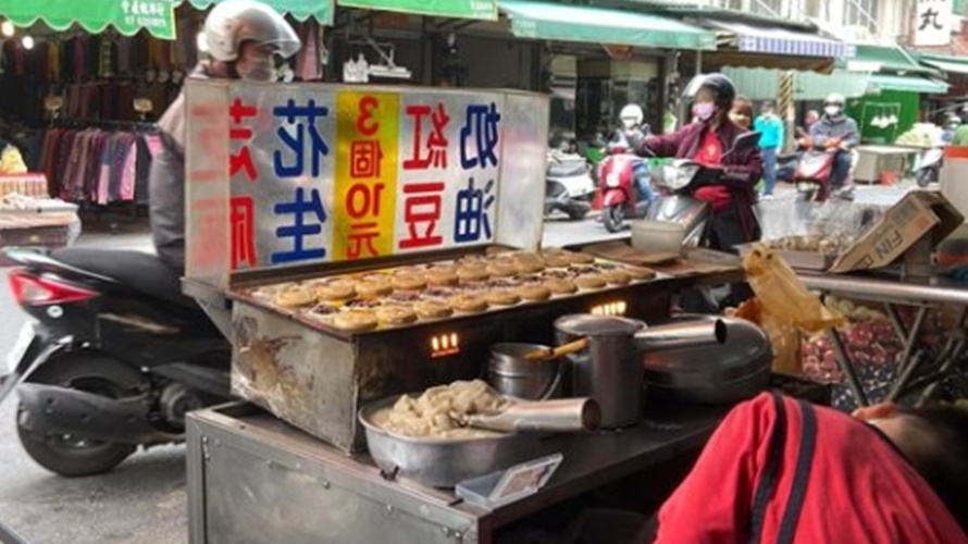 3個10元紅豆餅攤挑戰全台最低價。(圖/翻攝臉書路上觀察學院)