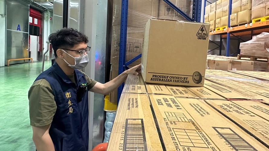高雄市衛生局人員到蛋品倉儲稽查。(圖/高雄市衛生局提供)