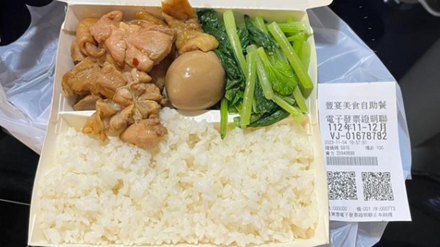 便當3菜1白飯100元原PO認為太貴。(圖/攝自爆怨公社臉書)