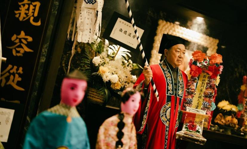 許冠文主演《破．地獄》飾演喃嘸師傅文哥，手持法器舞劍搭配全套步法。（圖／華映提供）