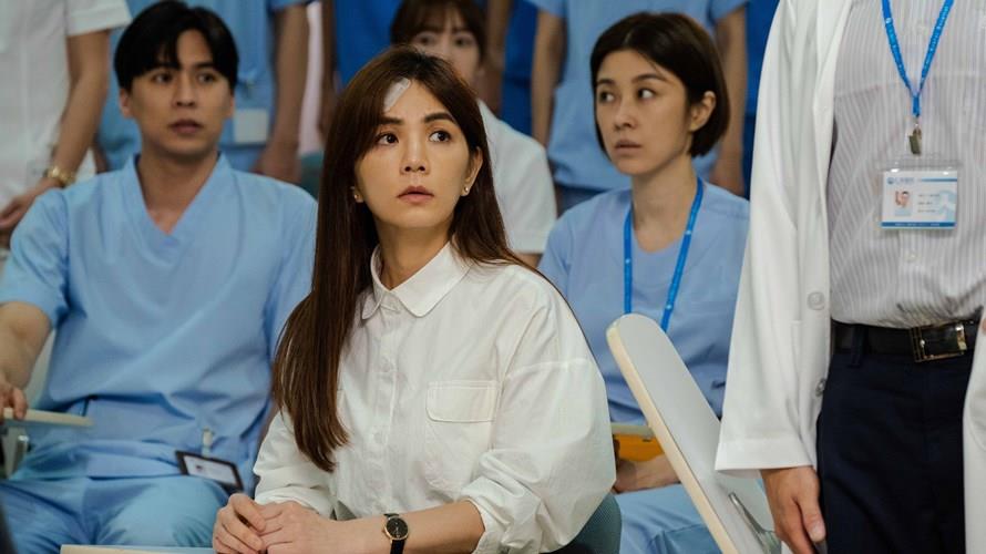 《生命捕手》Ella陳嘉樺(中)劇中與其他醫護同仁在逆境中相互扶持努力。(圖/東森提供)