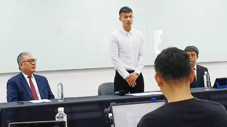 林秉聖(中)穿上襯衫出面開記者會並向這段時間的爭議道歉。(圖/李宇碩攝)