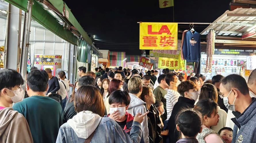 演唱會商機讓商圈夜市人潮滿。(圖/高雄市經發局提供)