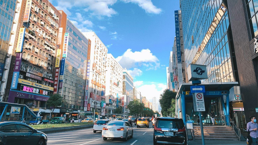 永慶房屋統計2024年雙北捷運站周邊店面租金,盤點出十大最貴捷運站。前十名捷運站點中有4站都在板南線上,顯示商圈消費力強!(房市示意圖)