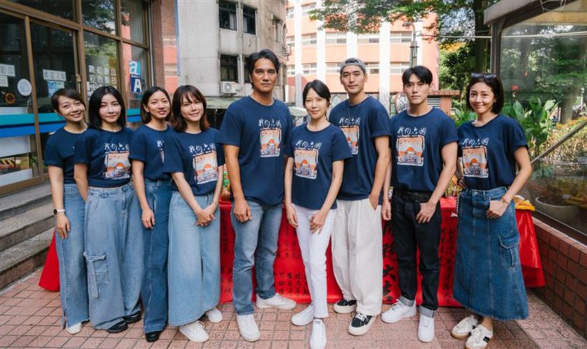 安乙蕎(左起)、林雨葶、陳妤、方語昕、馬志翔、天心、涂善存、邱宇辰、黃薇渟出席大愛劇《我們六個》開鏡。(圖／大愛提供)