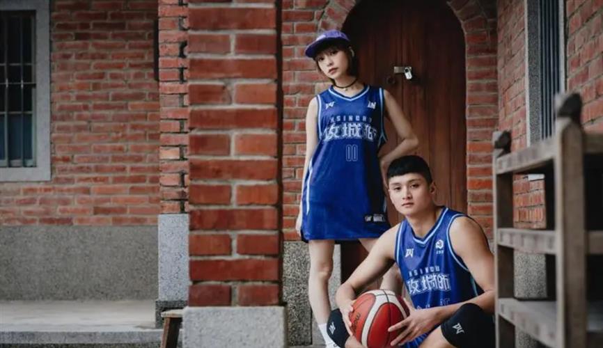 蔡宸綱攜手Muse Girls客家女孩霖霖親自演繹客家限定球衣。（圖／攻城獅提供）