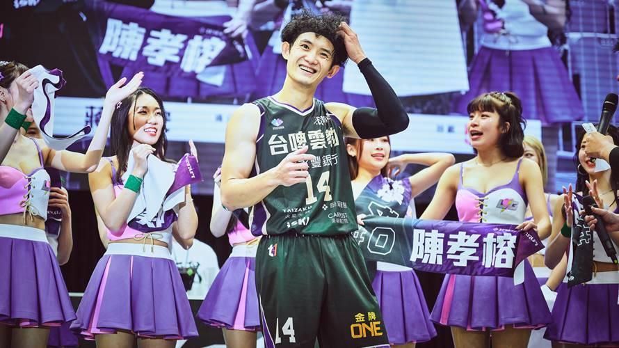 蔣淯安獲單場MVP,賽後和電豹女一起跳舞。(圖/台啤永豐雲豹提供)