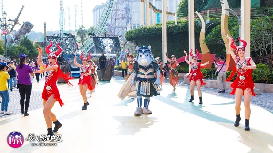 義大萬聖遊行表演高潮不斷,會後大合影為您留下專屬萬聖紀念。(圖/義大世界提供)
