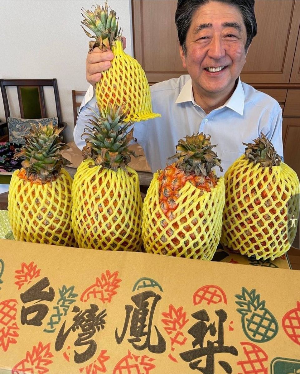 日本前首相安倍晉三挺台，曾在IG貼出拿台灣鳳梨的照片。台灣日本關係協會會長蘇嘉全、前立法院長王金平、駐日本代表謝長廷將出席安倍國葬儀式。  翻攝安倍晉三IG