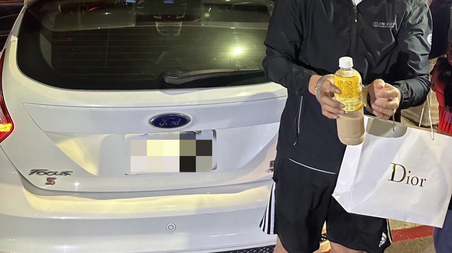 男子車是失竊車牌和車內藏毒他都辯稱不知情。(圖/高雄市鼓山分局提供)