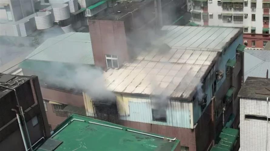 新北市蘆洲區永樂街31巷,上月17日發生住宅火警,8樓頂層加蓋屋燃燒。(圖/民眾提供)