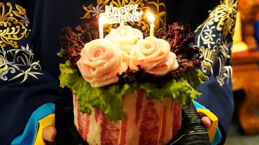 問鼎‧皇上吉祥壽星可獲得生日肉蛋糕。(圖/問鼎‧皇上吉祥提供)