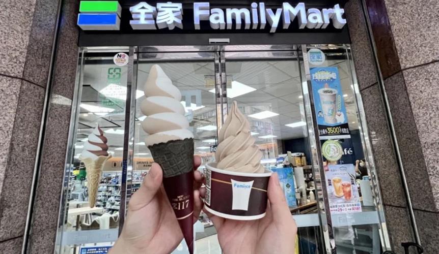 全家便利商店「康康五」10月25日至10月27日推出「Fami!ce霜淇淋」買1送1，首推與UCC聯手推出的「經典117咖啡霜淇淋」。（圖／全家便利商店提供）