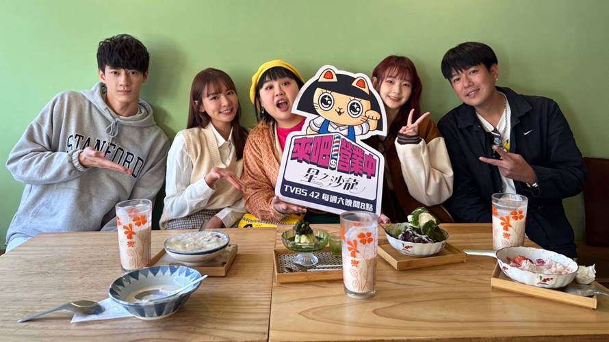黃柏峰（左起）、林莎、大文、珮含、李易挑戰台中美食。（圖／TVBS提供）