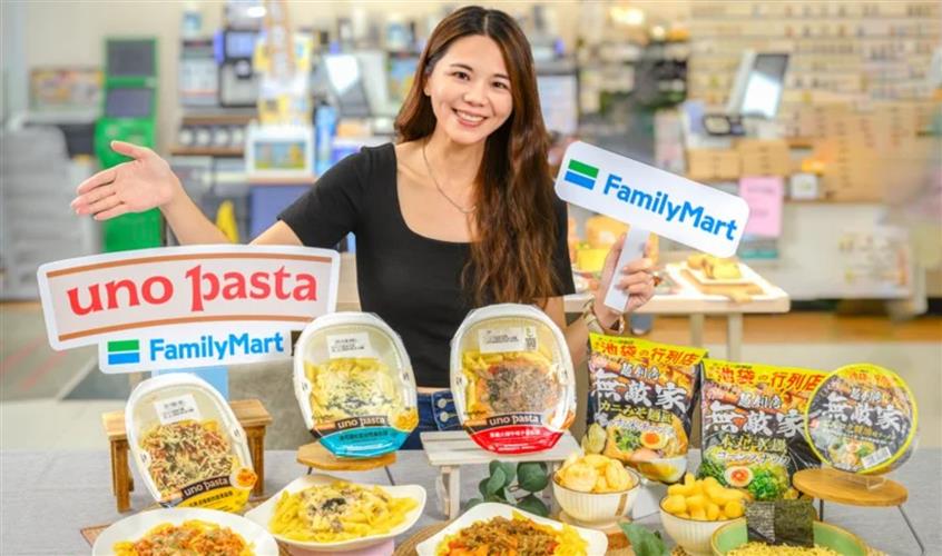 全家便利商店攜手台北最強義大利麵餐廳solo pasta推正統義式口味新品；東京超人氣拉麵「無敵家」大蒜豚骨醬油風味泡麵、零食濃郁上市。(圖／全家便利商店提供)