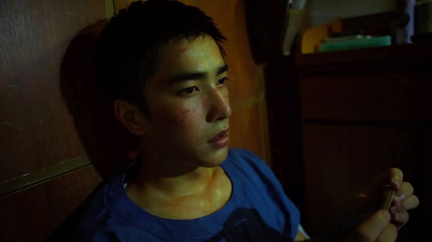 曾敬驊飾演的醫護人員臉上露出滿滿口罩壓痕。（圖／CATCHPLAY提供）