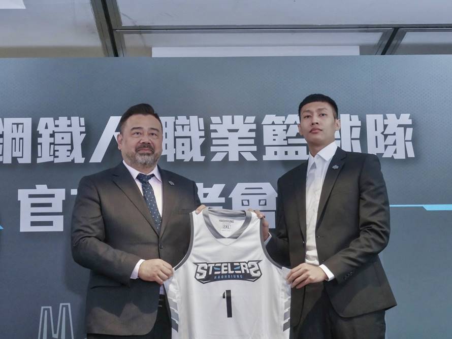 高景炎(左)宣布成為高雄鋼鐵人總經理。(圖/高雄鋼鐵人提供)
