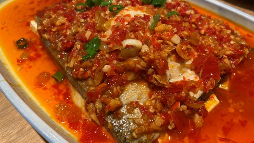 台南在地食材做出火辣剁椒虱目魚。(圖/饗賓餐旅提供)